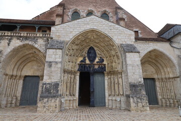 Fototapeta na wymiar Eglise et prieuré Saint Ayoul, vue de l'extérieur, ville de Provins, département de Seine et Marne, France