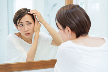 Fototapeta premium 皺を気にする女性