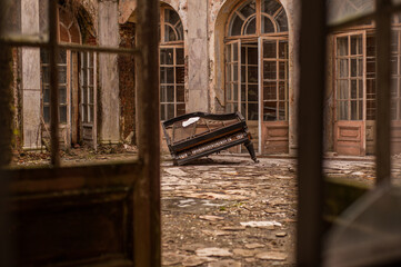 Stare zniszczone czasem pianino w opuszczonym pałacu.
