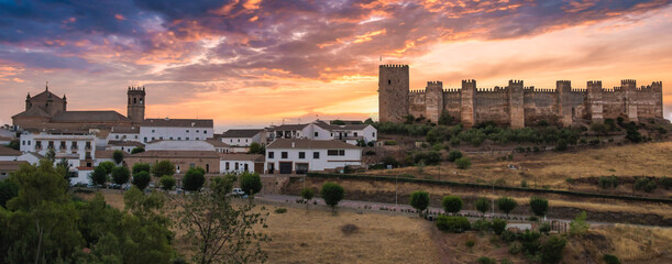 Panorámica de la hermosa villa de Baños de la Encina al amanecer con su magnífico castillo...