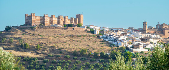 Vista alejada de la histórica villa de Baños de la Encina con su majestuoso castillo medieval en...