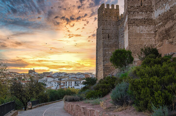 Vista de la villa de Baños de la Encina con las murallas de su magnífico castillo de origen...