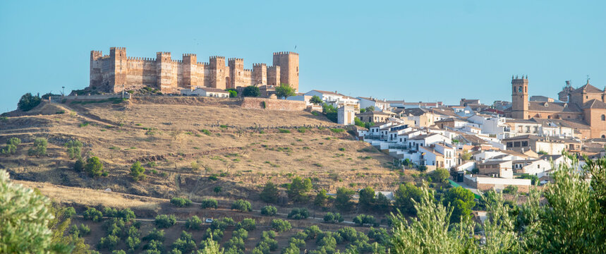 Vista alejada de la hist&oacute;rica villa de Ba&ntilde;os de la Encina con su majestuoso castillo medieval en la comunidad aut&oacute;noma de Andaluc&iacute;a, Espa&ntilde;a