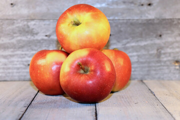ripe apples lie on the table in a bunch