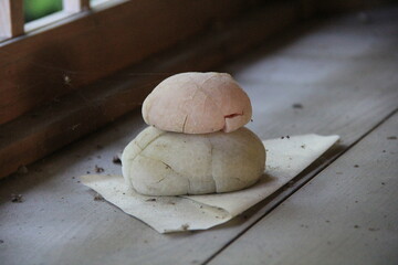 乾燥してヒビが入った鏡餅