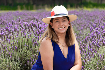 Latina morena con sombrero en un sembradio de lavanda