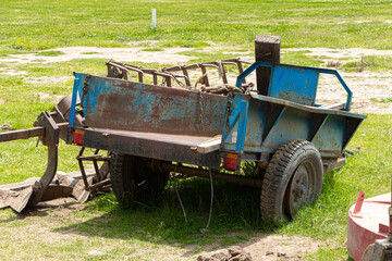 Remolque viejo y abandonada en el pueblo