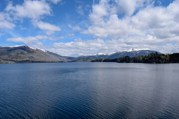 Lago y montañas