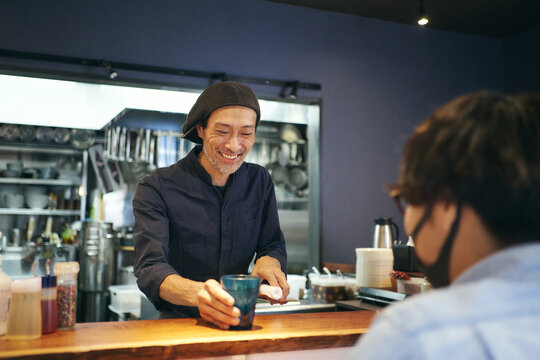 注文を聞くラーメン職人のポートレイト