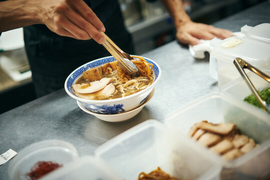 ラーメンの盛り付けをする職人の手元