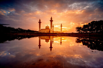 Fototapeta na wymiar Sunrise scene of majestic Jelutong Mosque or Masjid Tengku Ampuan Jemaah with reflection at Malaysia.