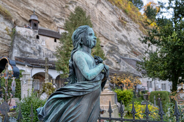 Fototapeta na wymiar Figuren auf dem Petersfriedhof in Salzburg