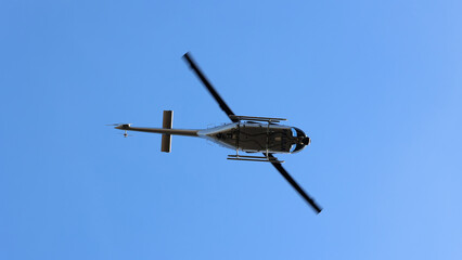 Helikopter policji polskiej podczas akcji pościgowej za uciekinierem.
 - obrazy, fototapety, plakaty