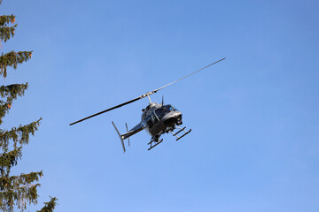 Helikopter policji polskiej podczas akcji pościgowej za uciekinierem.
