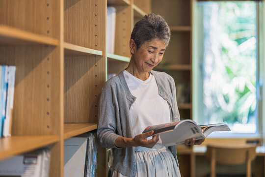 読書をする日本人シニア女性