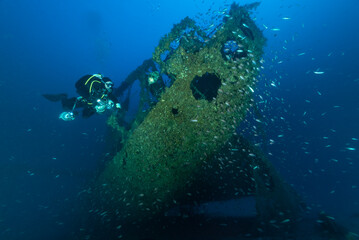 Poppa del peschereccio Bacan affondato nel golfo dell'Asinara, con sub in eplorazione