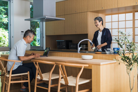 キッチンで過ごす日本人シニア夫婦