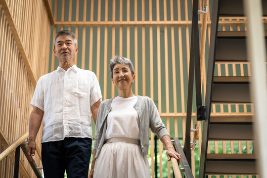 階段を下りる日本人シニア夫婦