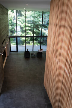 大きな窓のエントランスでくつろぐシニア夫婦