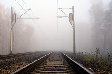 Tory kolejowe w porannej mgle - obrazy, fototapety, plakaty