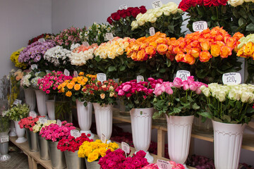 Fototapeta na wymiar Many flowers in a vase in a flower shop on display