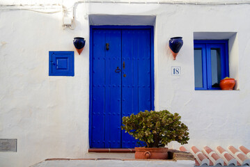 brillante puerta azul