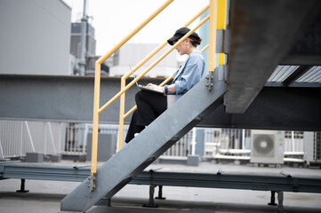 ビルの屋上でラップトップを使う女性