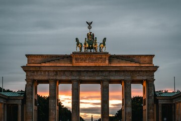 Mooie foto van de Brandenburger Tor bij zonsondergang in Berlijn, Duitsland