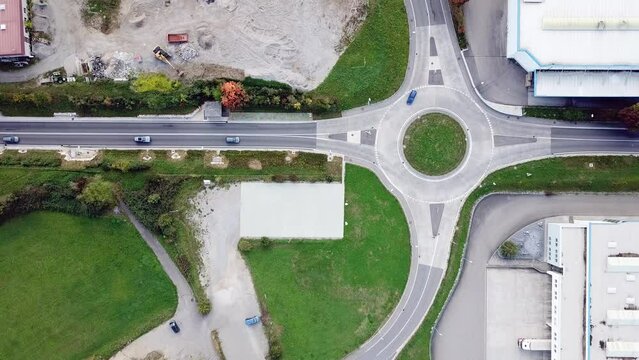 Autos fahren durch den Kreisverkehr