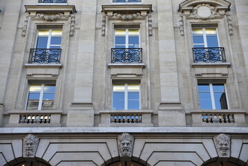 Obraz premium Façade à mascarons à Paris. France
