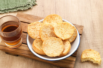 Bagelen, dried bread with crunchy texture, sweet butter and grated cheese
