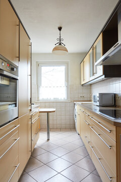 Schmale Küche mit Küchenzeile in Raum einer Wohnung
