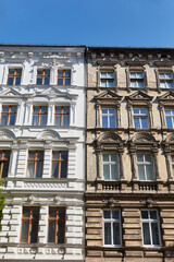 Naklejka premium Neue und alte Fassade an Altbau Gebäude nach Sanierung