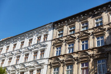 Fototapeta na wymiar Neue Fassade von Altbau nach Sanierung neben alter
