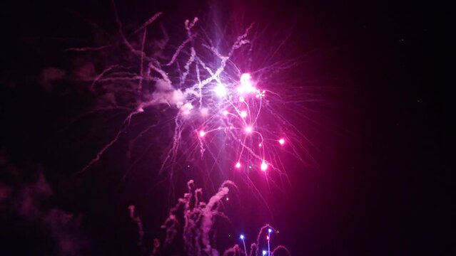 埼玉県入間郡三芳町で、秋の夜空を輝かせる打ち上げ花火が最高です。【撮影日時】2022-11-03