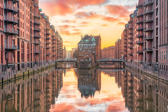 Klassischer Panoramablick auf das UNESCO Weltkulturerbe Speicherstadt mit Wasserschloss, dem größten historischen Lagerbezirk der Welt, in der Hafencity Hamburg, Deutschland