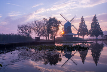 風車のある朝景