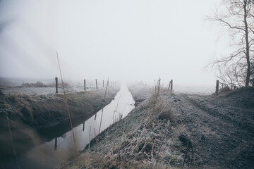 nebelige Landschaft mit Bach