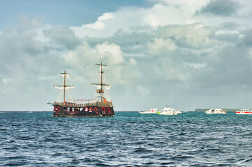 Obraz premium Pirate ship sailing in the sea towards the horizon