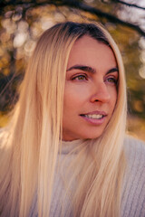 Obraz premium close up beauty woman in beautiful sunny light