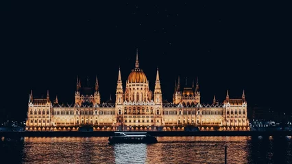 Zelfklevend Fotobehang Scenic shot of the illuminated Hungarian Parliament Building in Budapest at night © Weihong Qiu/Wirestock Creators