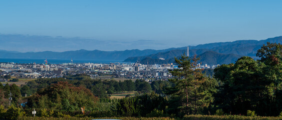 Fototapeta premium 福井県敦賀市の街並み 敦賀国際ゴルフ倶楽部からの眺望