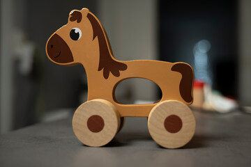 Petit cheval de bois à roulette, jeu d'enfant