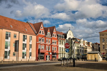 demmin, deutschland - sanierte häuser am marktplatz