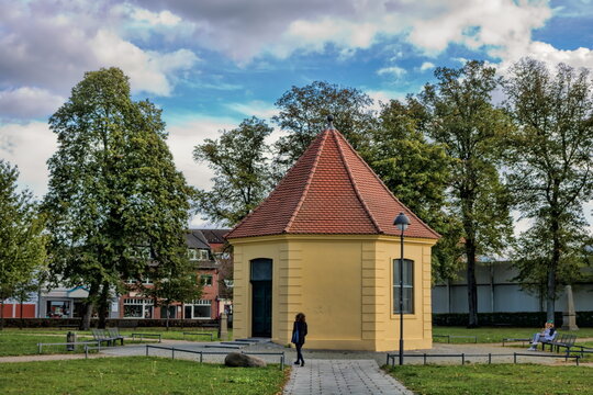 demmin, deutschland - stadtpark mit kleinem pavillon