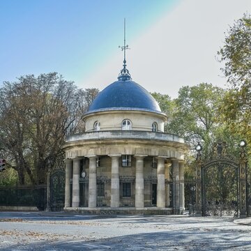 Rotunda building at the Parc Monceau in Paris with trees in the background on a sunny day