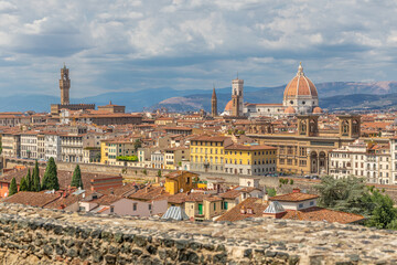 Vue sur Florence, le Palazzo Vecchio et le Duomo depuis une des terrasses menant à la Piazzale Michelangelo, à Florence, Italie