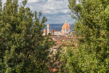 Vue sur le Duomo depuis une des terrasses menant à la Piazzale Michelangelo, à Florence, Italie