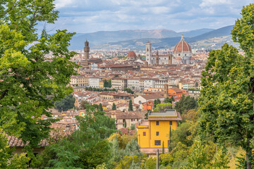Vue sur Florence, le Palazzo Vecchio et le Duomo depuis une des terrasses menant à l'Abbazia di San Miniato al Monte, à Florence, Italie