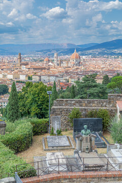 Vue sur Florence, le Palazzo Vecchio et le Duomo depuis le parvis de l'Abbazia di San Miniato al Monte, &agrave; Florence, Italie